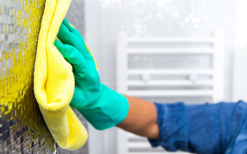 Fliesenreinigung, Fliesen wischen, Fliesenwand putzen